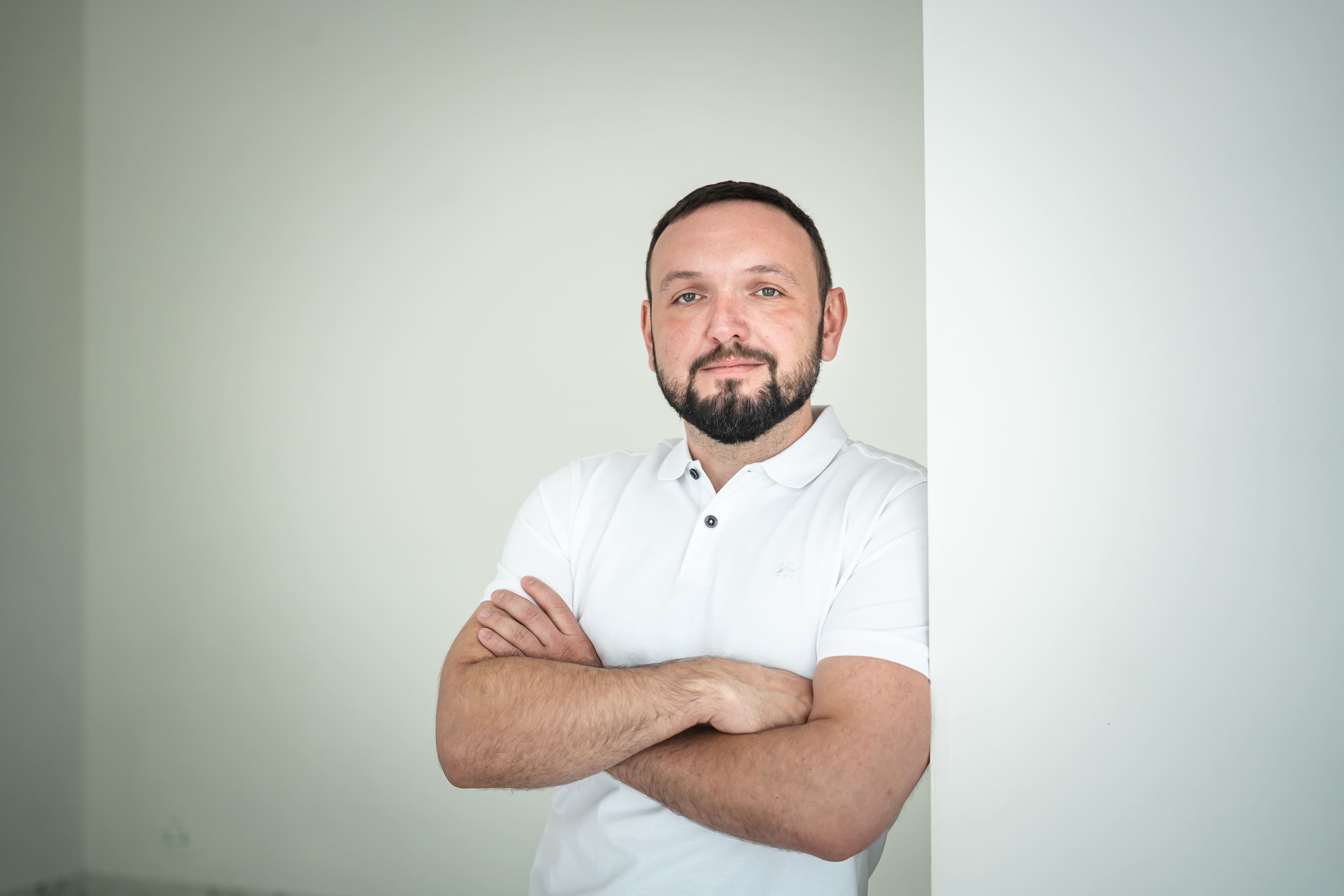 oleksandr kravchenko white wall